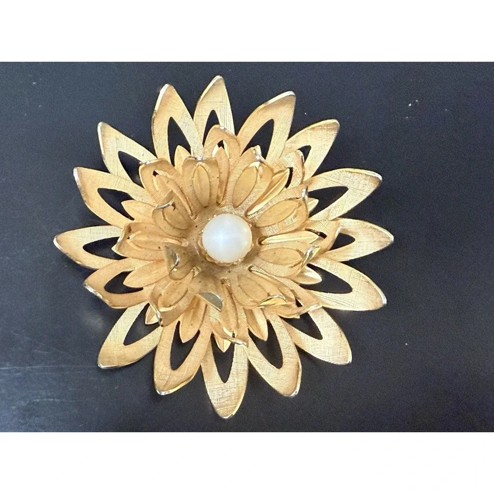 Emmons Brooch Pin three tiered textured gold tone faux pearl‎ 2-3/8